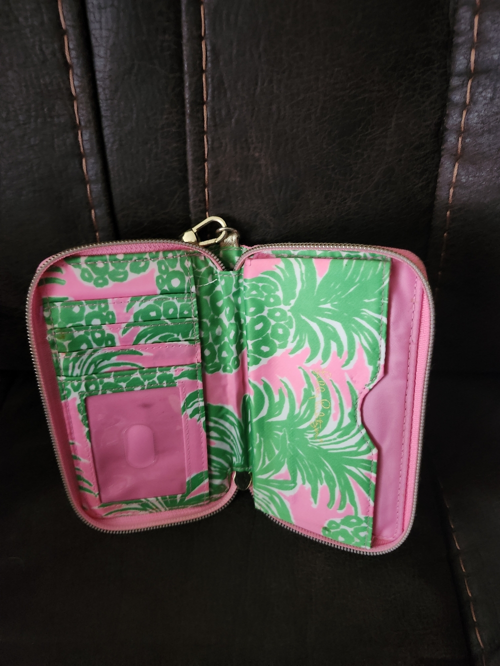Lilly Pulitzer Pineapple Print Zip Wristlet Wallet Pink Green Phone Case - Picture 2 of 3